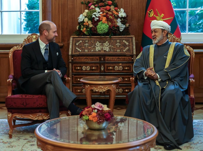 Prinz William und der Sultan von Oman bei der Begrüßung in der Residenz des Sultans in London.