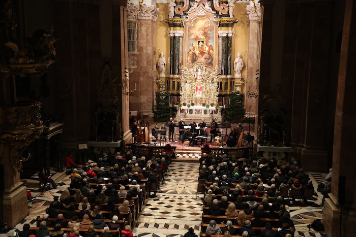 Einen prächtigen Rahmen für das weihnachtliche Benefiz-Konzert bietet der Innsbrucker Dom St. ...