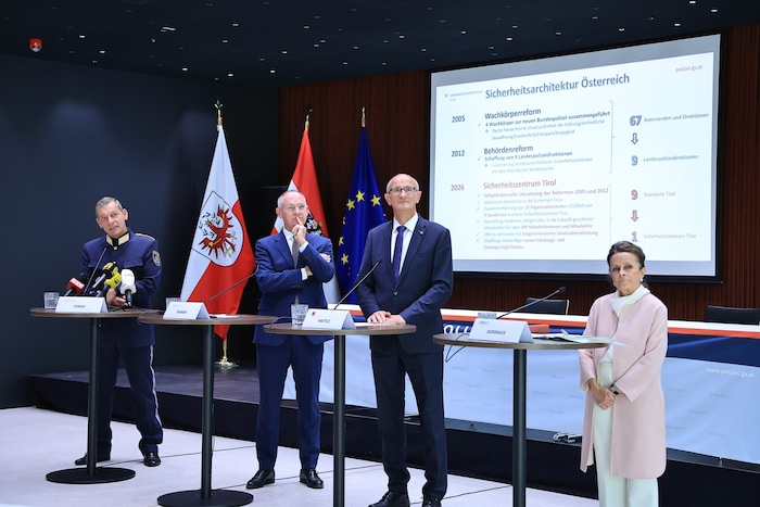 Landespolizeidirektor Helmut Tomac, Innenminister Gerhard Karner, LH Anton Mattle, ARE-GF ...