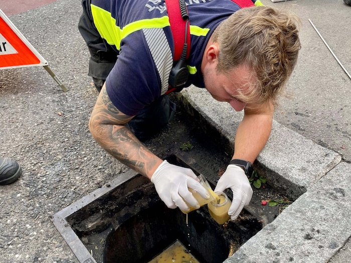 Das Fett wurde abgeschöpft und der betroffene Kanal anschließend gespült.