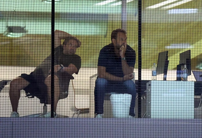 Sahen sich einst das Training der Eisbullen gemeinsam an: Teemu Levijoki (li.) und Helmut ...