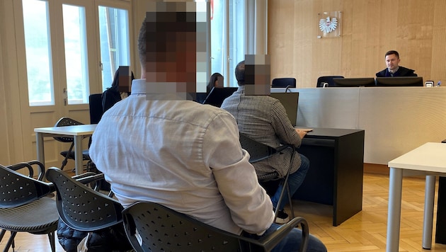 Die beiden angeklagten Brüder streiten die Vorwürfe ab.