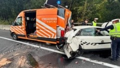 Das Auto war in ein Streckendienstfahrzeug gekracht.