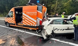 Das Auto war in ein Streckendienstfahrzeug gekracht.