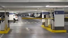 Symbolbild: Bei einer Tiefgaragenausfahrt soll die Dame stehen geblieben und ihr Umfeld ...