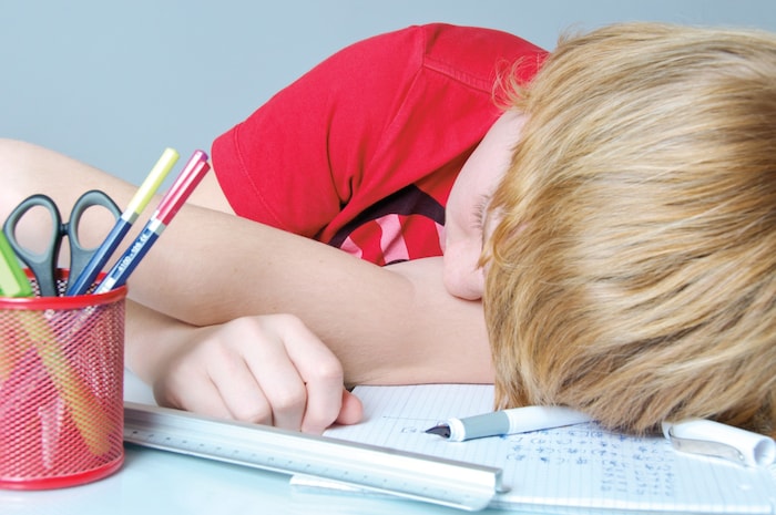 Betroffene Kinder können sich oft nicht gut konzentrieren.