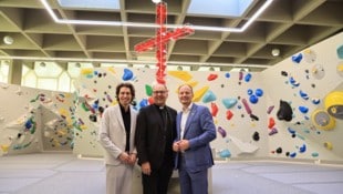 Gemeinsam mit Bischof Hermann Glettler und Innsbrucks Bürgermeister Johannes Anzengruber (re.) ...