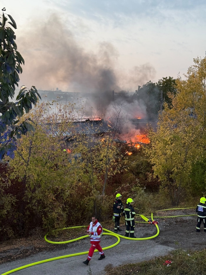 Die Feuerwehr kämpft gegen die Flammen.