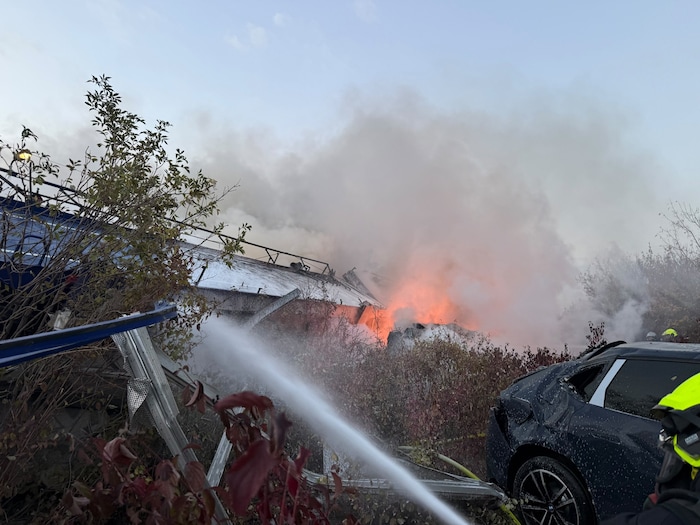 Nach der Kollision gerieten mehrere Waggons in Brand.