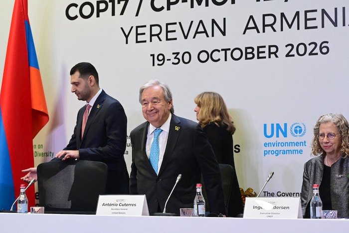 Antonio Guterres (m.) und Inger Andersen (re.) bei einem Treffen in Armenien