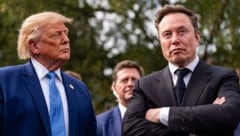 US-Präsident Donald Trump und SpaceX-Chef Elon Musk bei einem Treffen mit KI-Firmenbossen beim ...