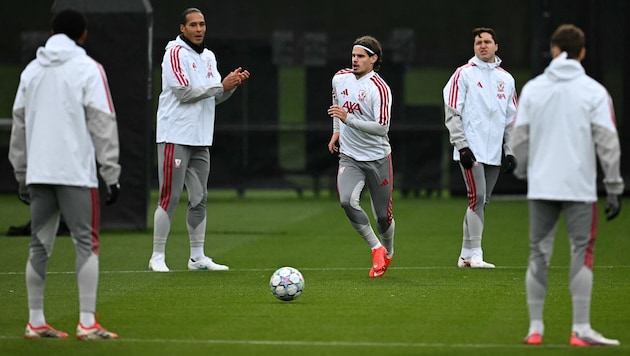 Milos Kerkez (Mitte) muss sich harte Kritik gefallen lassen.
