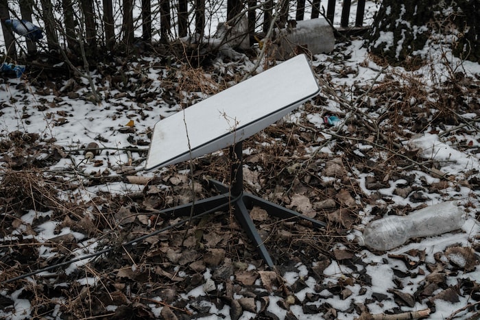 Solche satellitengestützte Starlink-Breitbandsysteme werden von ukrainischen Soldaten genutzt, ...