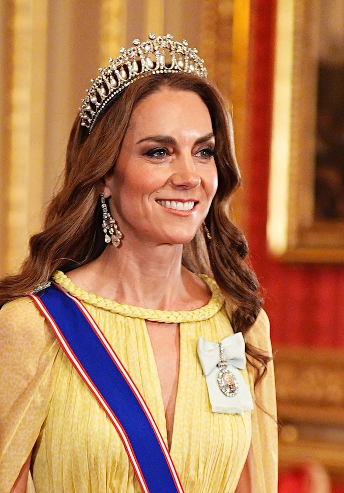 Auf Prinzessin Kates perfekt gestylten Haar funkelte die berühmte „Lover’s Knot Tiara“. Dazu ...