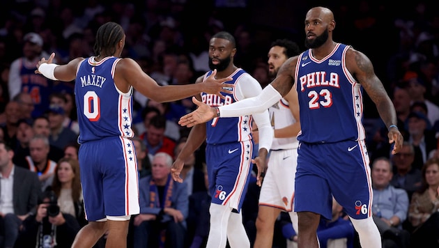 Gelungener Saisonauftakt für Tyrese Maxey, Jaylen Brown und LeBron James (v.l.n.r.)