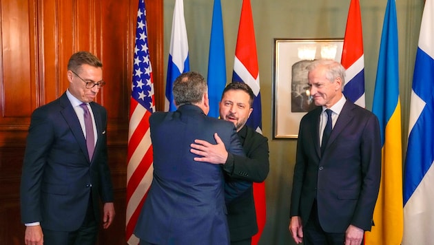 Selenskyj umarmt Witkoff in Oslo.