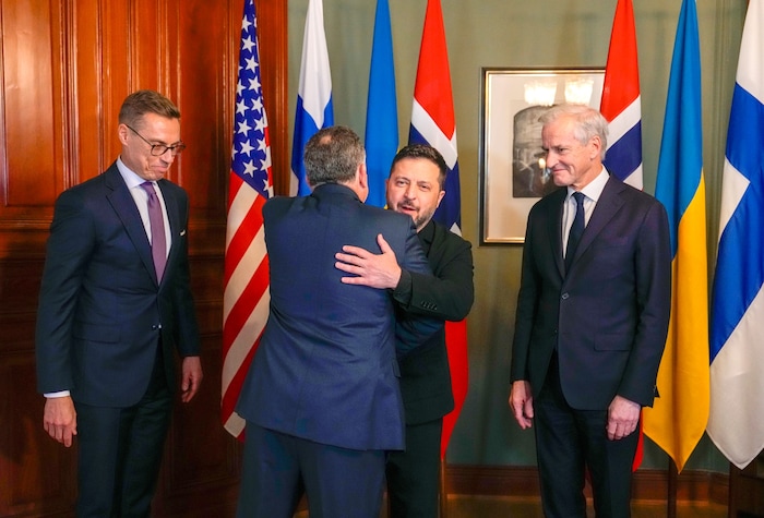 Selenskyj umarmt Witkoff in Oslo.