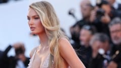 Romee Strijd beschwerte sich auf Social Media, dass sie den ganzen Sommer durch hart für die ...
