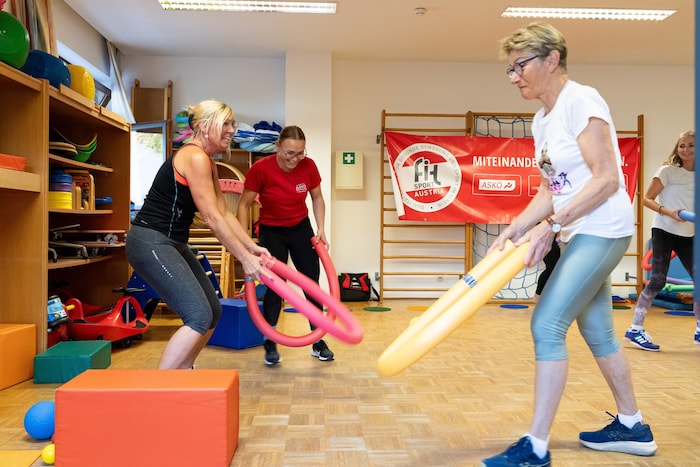 Poolnudeln können auch abseits vom Schwimmbecken als Sportutensilien verwendet werden.