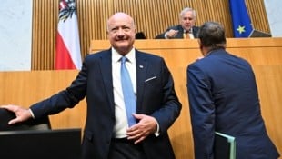 Bundeskanzler Christian Stocker (ÖVP, vorne) kommt heute in den U-Ausschuss. 