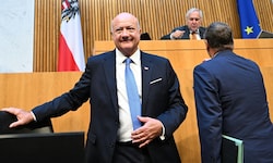 Bundeskanzler Christian Stocker (ÖVP, vorne) kommt heute in den U-Ausschuss. 