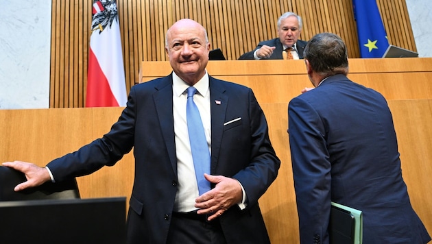 Bundeskanzler Christian Stocker (ÖVP, vorne) kommt heute in den U-Ausschuss.