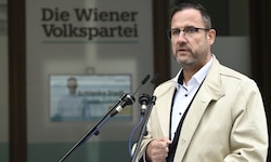 Der freiheitliche Generalsekretär Christian Hafenecker ärgerte die ÖVP mit einer Pressekonferenz ...