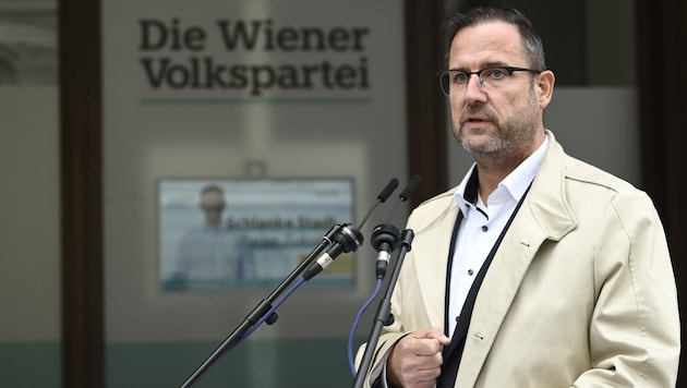 Der freiheitliche Generalsekretär Christian Hafenecker ärgerte die ÖVP mit einer Pressekonferenz ...