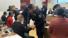 Ganz links sitzt die junge Mutter des getöteten Babys, daneben vier Familienmitglieder.