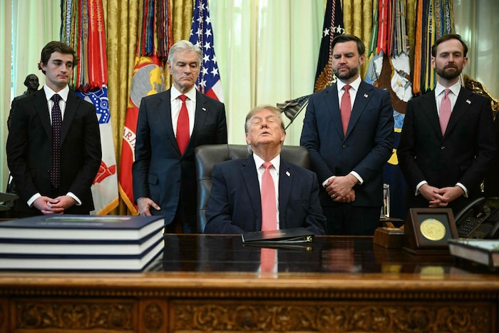 US-Präsident Donald Trump erwägt den Ausschluss aller Journalisten aus dem Weißen Haus. Er ...