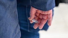 Als Mutter und Sohn vor ihrem Wohnhaus eine Zigarette rauchten, soll sie ein 19-Jähriger ...