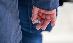 Als Mutter und Sohn vor ihrem Wohnhaus eine Zigarette rauchten, soll sie ein 19-Jähriger ...