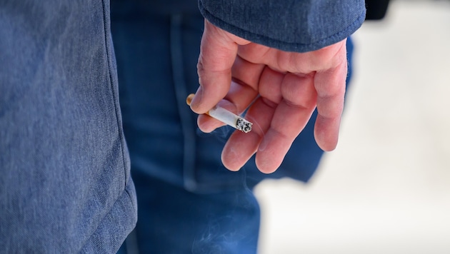 Als Mutter und Sohn vor ihrem Wohnhaus eine Zigarette rauchten, soll sie ein 19-Jähriger ...