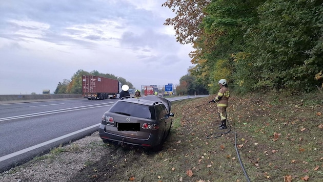 Der Lenker stellte das Auto neben der Abfahrt ab.