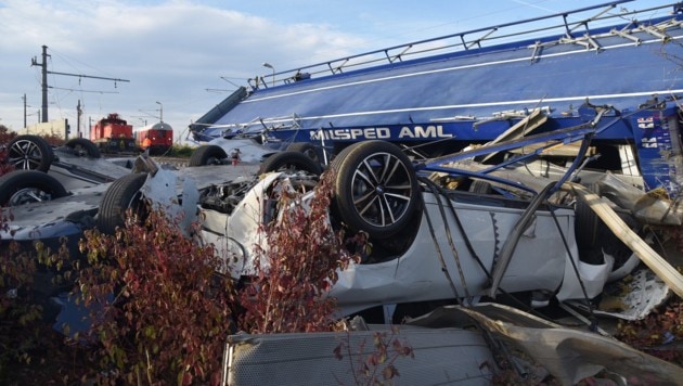 Zahlreiche Autos wurden bei dem Unfall völlig zerstört.