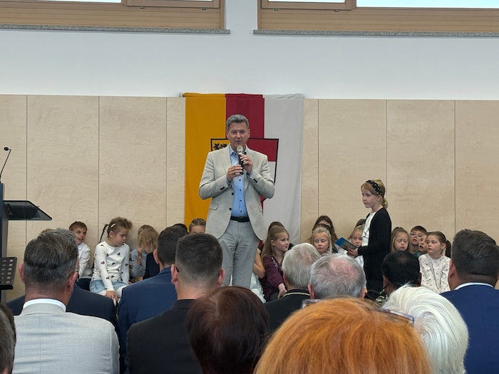 Landeshauptmann Fellner verriet bei der Eröffnung, dass er in der Schule gerne Turnen (und ...