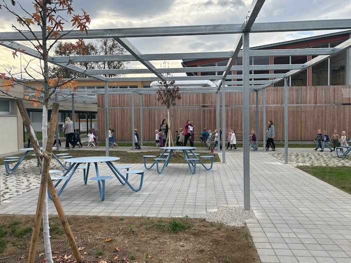 Die Außenanlagen sind kinderfreundlich gestaltet und bieten dutzende Spielmöglichkeiten.
