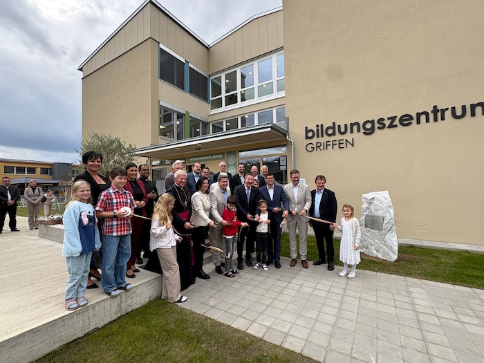 Feierlicher Banddurchschnitt mit Vertretern der. Landesregierung, Bürgermeisterkollegen, ...