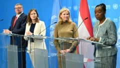 Außenministerin Beate Meinl-Reisinger (NEOS), Europaministerin Claudia Bauer (ÖVP) ...