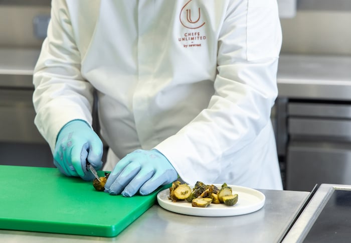 Alles beginnt mit der Zubereitung der frischen Zutaten in der Catering-Küche.