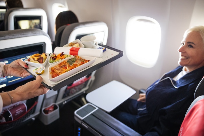 Mahlzeit! Auch in der Economy-Klasse lässt es sich auf der Langstrecke genüsslich speisen.