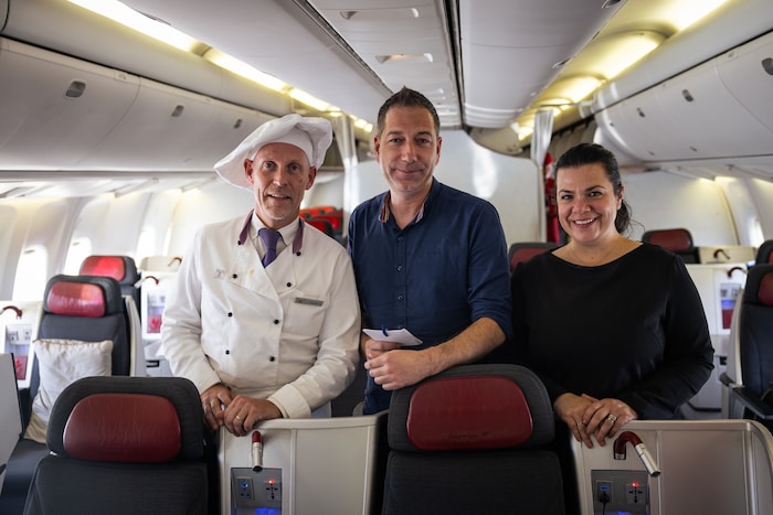„Krone“-Reporter Gregor Brandl mit fliegendem Koch und Top-Expertin Walli in der Boeing 767.