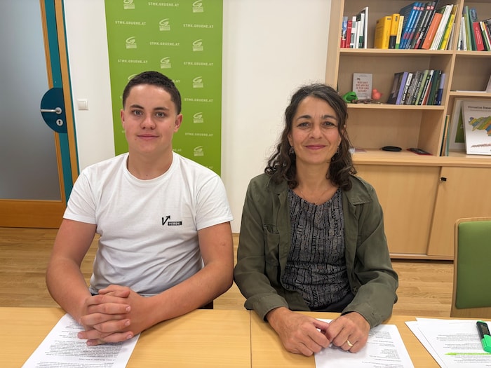 Schüler Felix Mühlenfeld und die grüne Klubobfrau Sandra Krautwaschl.