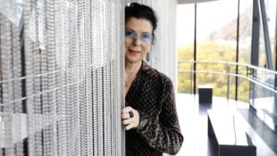 Eva Schlegel in der Needel des Grazer Kunsthauses mit der Arbeit „Layered View“