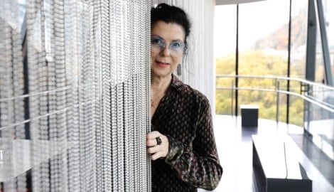 Eva Schlegel in der Needel des Grazer Kunsthauses mit der Arbeit „Layered View“