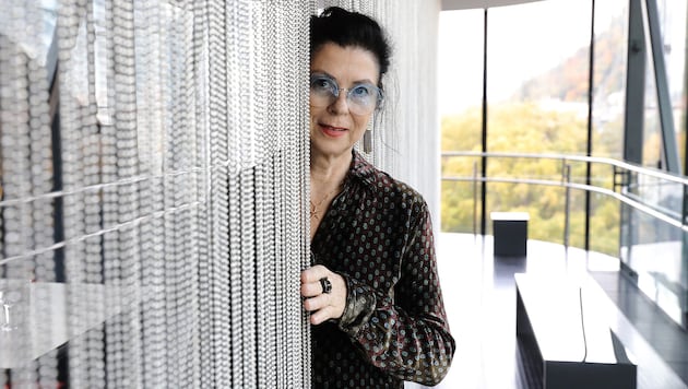 Eva Schlegel in der Needel des Grazer Kunsthauses mit der Arbeit „Layered View“