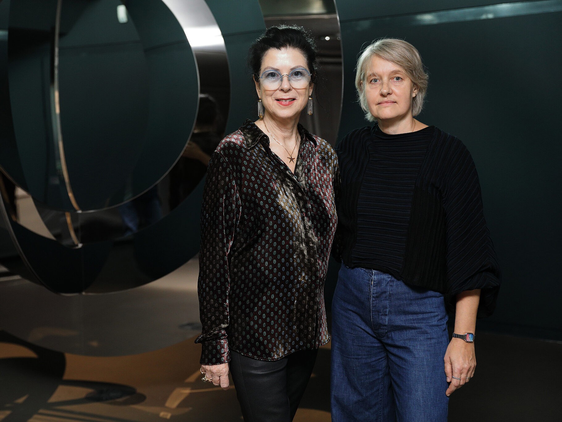 Eva Schlegel mit Kuratorin Katia Huemer