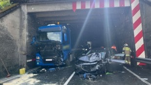 Auf der schmalen Straße kam es zu einem heftigen Zusammenprall.