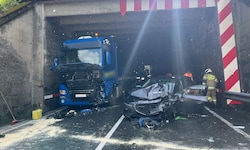 Auf der schmalen Straße kam es zu einem heftigen Zusammenprall.