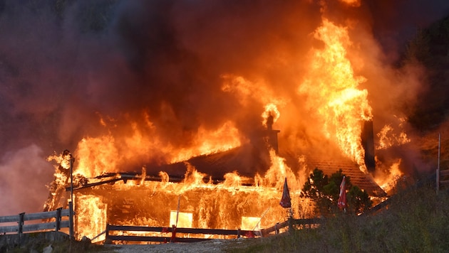 Die Buchauer Alm an ihrem schwärzesten Tag – als das Feuer für völlige Zerstörung sorgte.